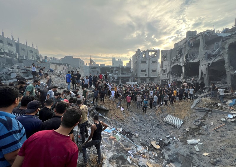 Palestinians search for casualties at the site of Israeli strikes on houses in Jabalia refugee camp in the northern Gaza Strip, October 31, 2023. REUTERS/Anas al-Shareef