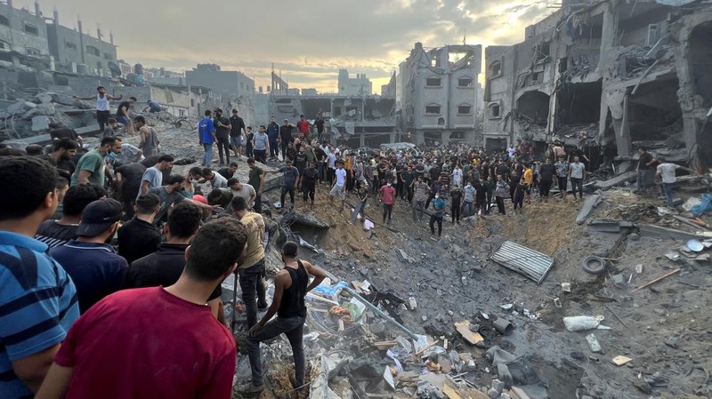 Palestinians search for casualties at the site of Israeli strikes on houses in Jabalia refugee camp in the northern Gaza Strip, October 31, 2023. REUTERS/Anas al-Shareef