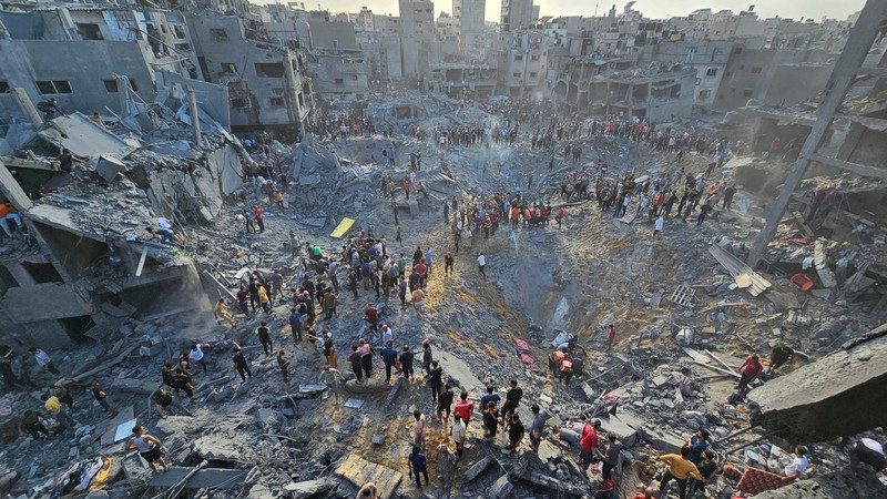 ISRAEL-PALESTINIANS/ Palestinians search for casualties at the site of Israeli strikes on houses in Jabalia refugee camp in the northern Gaza Strip, October 31, 2023. REUTERS/Anas al-Shareef