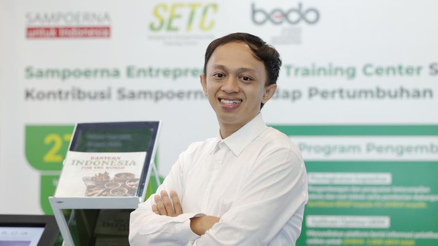 Marvio B. Pantas (28 tahun) pemilik Dekema yang terdorong untuk membantu memasarkan komoditas petani asal Pulau Sangihe, salah satu pulau terluar Indonesia. (Dok HM Sampoerna)