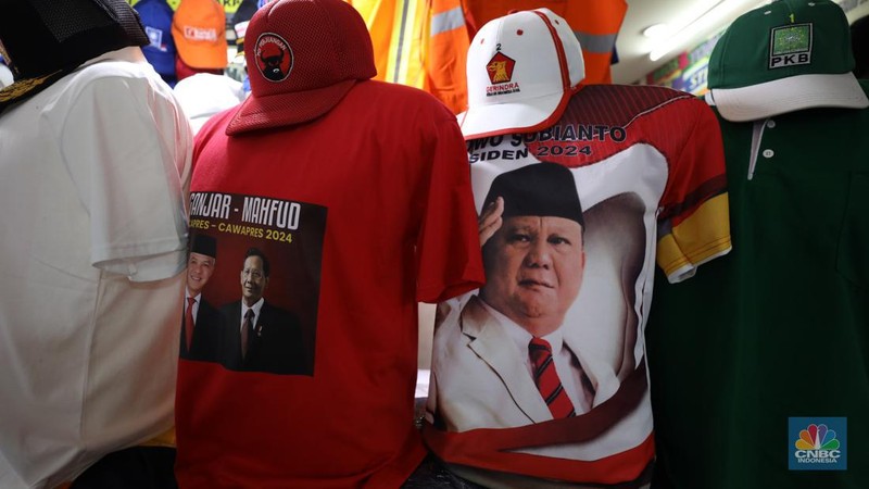 Sejumlah atribut kampanye partai dipajang di kios Pasar Senen, Jakarta, Rabu (1/11/2023).  Pasar Senen menjadi salah satu sentra penjualan atribut Pemilu terutama di kawasan Blok III. Jelang masa kampanye yang tinggal hitungan hari atau sekitar satu bulan lagi, para pedagang mengaku masih sepi pesanan. (CNBC Indonesia/Faisal)