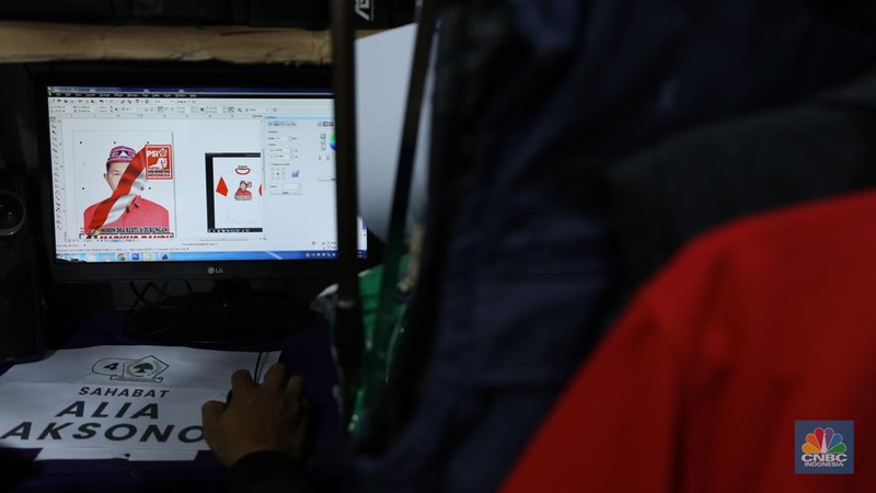 Sejumlah atribut kampanye partai dipajang di kios Pasar Senen, Jakarta, Rabu (1/11/2023).  Pasar Senen menjadi salah satu sentra penjualan atribut Pemilu terutama di kawasan Blok III. Jelang masa kampanye yang tinggal hitungan hari atau sekitar satu bulan lagi, para pedagang mengaku masih sepi pesanan. (CNBC Indonesia/Faisal)