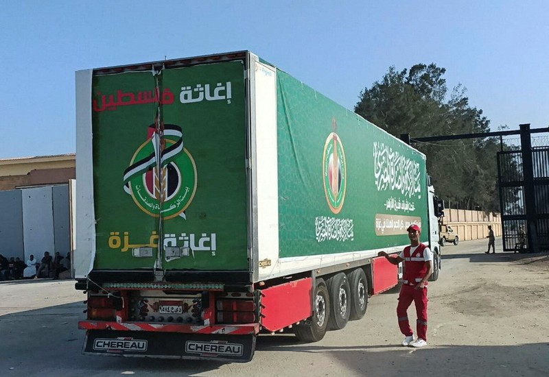 Warga Palestina mencari korban sehari setelah serangan Israel terhadap rumah-rumah di kamp pengungsi Jabalia di Jalur Gaza utara, 1 November 2023. Warga Palestina mencari korban sehari setelah serangan Israel terhadap rumah-rumah di kamp pengungsi Jabalia di Jalur Gaza utara, 1 November 2023. (REUTERS/Mohammed Al-Masri)