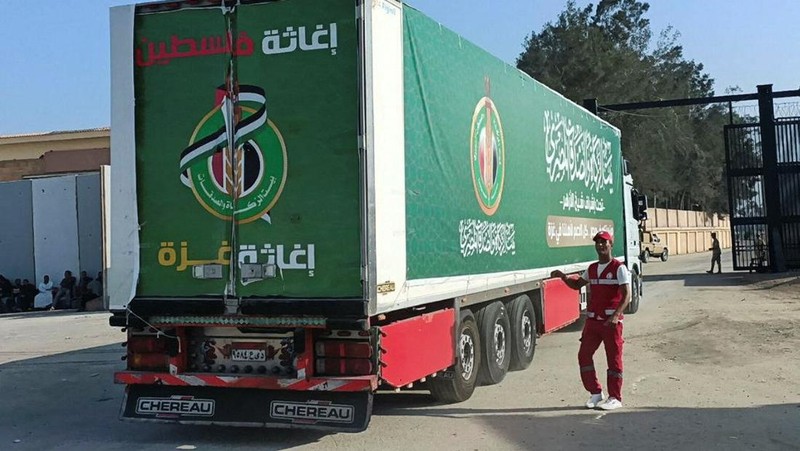 Warga Palestina mencari korban sehari setelah serangan Israel terhadap rumah-rumah di kamp pengungsi Jabalia di Jalur Gaza utara, 1 November 2023. (REUTERS/Mohammed Al-Masri)