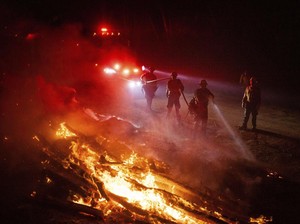 Penampakan Kebakaran Lahan di Area Gardu Listrik California