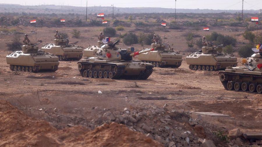 Personel militer berjaga pada hari kunjungan Perdana Menteri Mesir Mostafa Madbouly ke perbatasan Rafah antara Mesir dan Jalur Gaza, di tengah konflik yang sedang berlangsung antara Israel dan kelompok Islam Palestina Hamas, di Rafah, Mesir, 31 Oktober 2023. (REUTERS/Mohamed Abd El Ghany)
