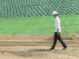 Resmikan Proyek Mal-Hotel Pakuwon, Jokowi Minta Investor Jangan Telat Investasi