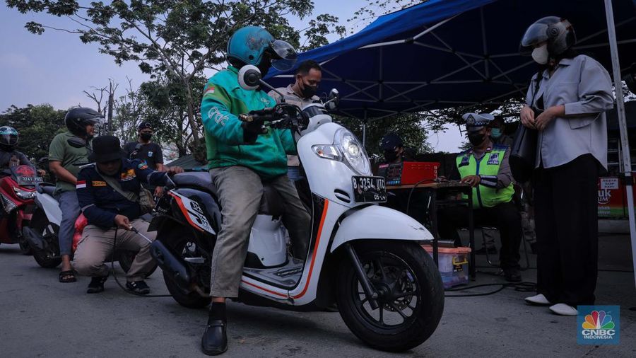 Petugas gabungan yang terdiri dari Ditlantas Polda Metro Jaya, Dinas Lingkungan Hidup DKI Jakarta dan Dinas Perhubungan DKI Jakarta menindak pengendara kendaraan bermotor di razia tilang uji emisi di kawasan Jalan Perintis Kemerdekaan, Jakarta, Rabu (1/11/2023). (CNBC Indonesia/Faisal Rahman)
