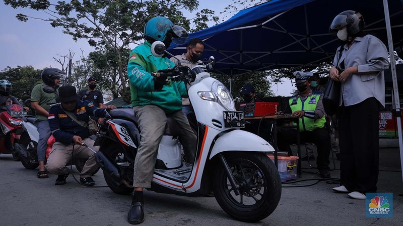 Petugas gabungan yang terdiri dari Ditlantas Polda Metro Jaya, Dinas Lingkungan Hidup DKI Jakarta dan Dinas Perhubungan DKI Jakarta menindak pengendara kendaraan bermotor di razia tilang uji emisi di kawasan Jalan Perintis Kemerdekaan, Jakarta, Rabu (1/11/2023). (CNBC Indonesia/Faisal Rahman)