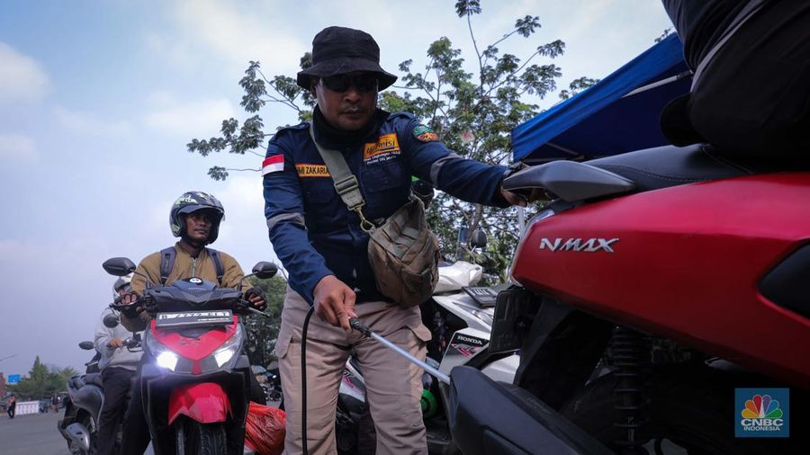 Petugas gabungan yang terdiri dari Ditlantas Polda Metro Jaya, Dinas Lingkungan Hidup DKI Jakarta dan Dinas Perhubungan DKI Jakarta menindak pengendara kendaraan bermotor di razia tilang uji emisi di kawasan Jalan Perintis Kemerdekaan, Jakarta, Rabu (1/11/2023). (CNBC Indonesia/Faisal Rahman)