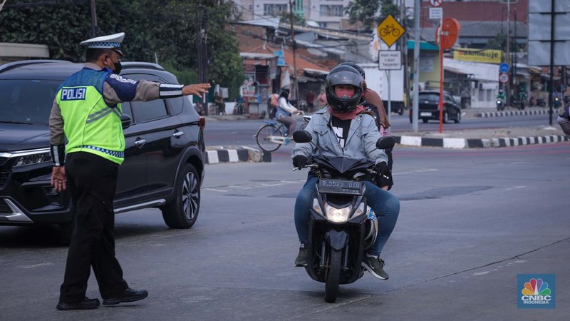 Petugas gabungan yang terdiri dari Ditlantas Polda Metro Jaya, Dinas Lingkungan Hidup DKI Jakarta dan Dinas Perhubungan DKI Jakarta menindak pengendara kendaraan bermotor di razia tilang uji emisi di kawasan Jalan Perintis Kemerdekaan, Jakarta, Rabu (1/11/2023). (CNBC Indonesia/Faisal Rahman)
