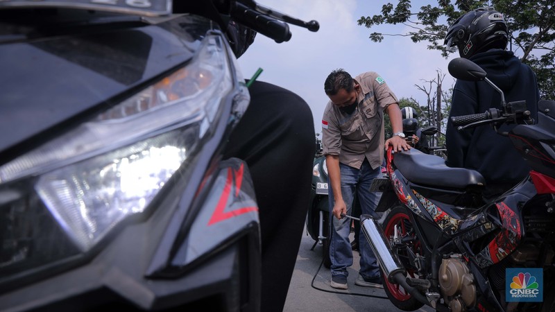 Razia Tilang Uji Emisi Petugas gabungan yang terdiri dari Ditlantas Polda Metro Jaya, Dinas Lingkungan Hidup DKI Jakarta dan Dinas Perhubungan DKI Jakarta menindak pengendara kendaraan bermotor di razia tilang uji emisi di kawasan Jalan Perintis Kemerdekaan, Jakarta, Rabu (1/11/2023). (CNBC Indonesia/Faisal Rahman)