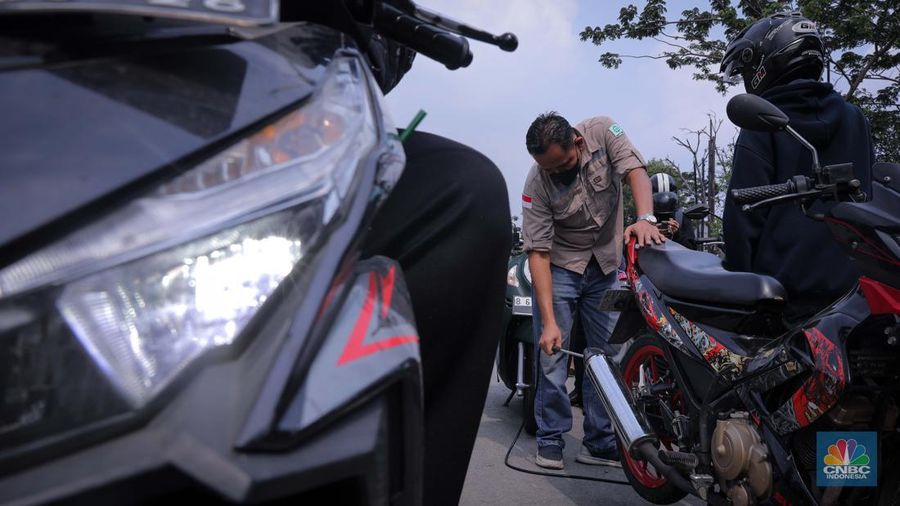 Petugas gabungan yang terdiri dari Ditlantas Polda Metro Jaya, Dinas Lingkungan Hidup DKI Jakarta dan Dinas Perhubungan DKI Jakarta menindak pengendara kendaraan bermotor di razia tilang uji emisi di kawasan Jalan Perintis Kemerdekaan, Jakarta, Rabu (1/11/2023). (CNBC Indonesia/Faisal Rahman)