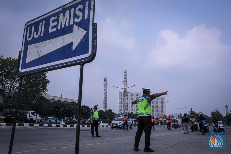 Petugas gabungan yang terdiri dari Ditlantas Polda Metro Jaya, Dinas Lingkungan Hidup DKI Jakarta dan Dinas Perhubungan DKI Jakarta menindak pengendara kendaraan bermotor di razia tilang uji emisi di kawasan Jalan Perintis Kemerdekaan, Jakarta, Rabu (1/11/2023). (CNBC Indonesia/Faisal Rahman)