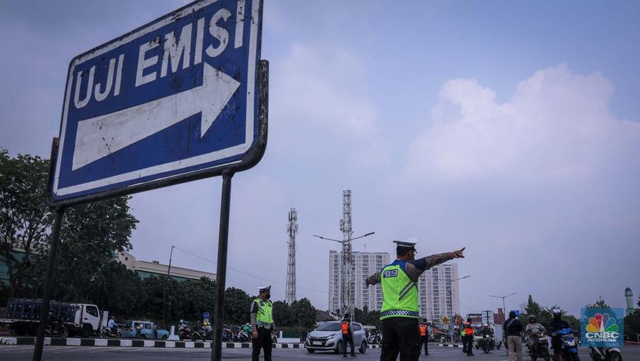 Petugas gabungan yang terdiri dari Ditlantas Polda Metro Jaya, Dinas Lingkungan Hidup DKI Jakarta dan Dinas Perhubungan DKI Jakarta menindak pengendara kendaraan bermotor di razia tilang uji emisi di kawasan Jalan Perintis Kemerdekaan, Jakarta, Rabu (1/11/2023). (CNBC Indonesia/Faisal Rahman)