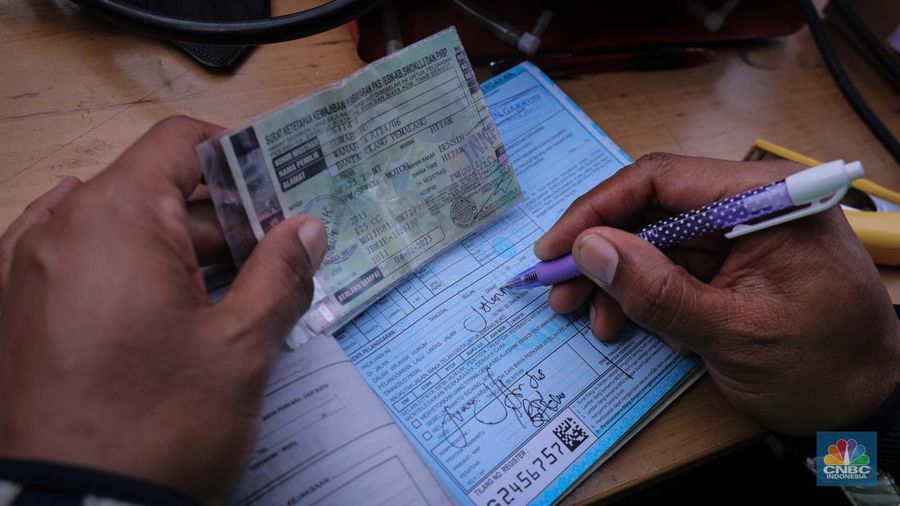 Petugas gabungan yang terdiri dari Ditlantas Polda Metro Jaya, Dinas Lingkungan Hidup DKI Jakarta dan Dinas Perhubungan DKI Jakarta menindak pengendara kendaraan bermotor di razia tilang uji emisi di kawasan Jalan Perintis Kemerdekaan, Jakarta, Rabu (1/11/2023). (CNBC Indonesia/Faisal Rahman)