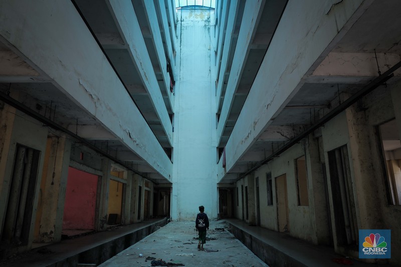Seorang anak beraktivitas pada salah satu lorong di Rusun Marunda Blok C, Jakarta Utara, Rabu (1/11/2023).  (CNBC Indonesia/Faisal Rahman)