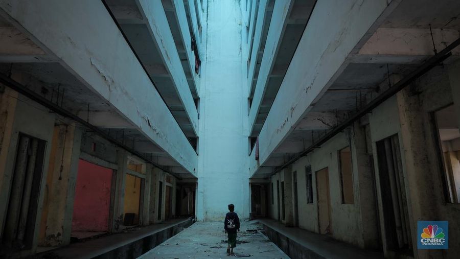 Seorang anak beraktivitas pada salah satu lorong di Rusun Marunda Blok C, Jakarta Utara, Rabu (1/11/2023).  (CNBC Indonesia/Faisal Rahman)