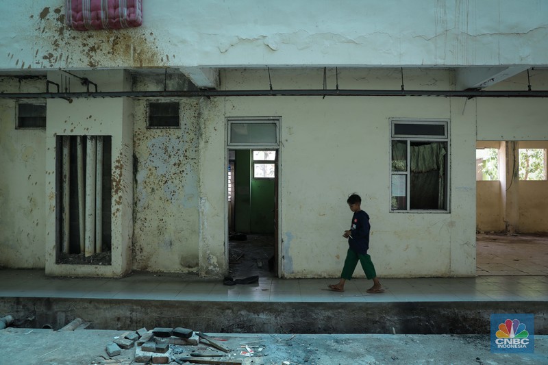 Seorang anak beraktivitas pada salah satu lorong di Rusun Marunda Blok C, Jakarta Utara, Rabu (1/11/2023).  (CNBC Indonesia/Faisal Rahman)