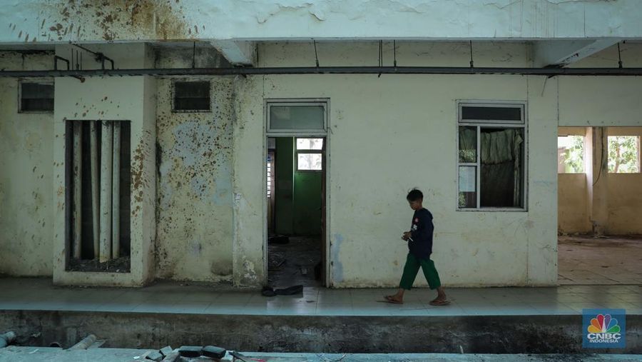 Seorang anak beraktivitas pada salah satu lorong di Rusun Marunda Blok C, Jakarta Utara, Rabu (1/11/2023).  (CNBC Indonesia/Faisal Rahman)