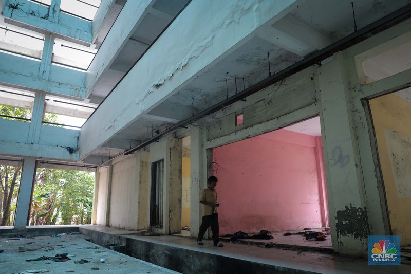 Seorang anak beraktivitas pada salah satu lorong di Rusun Marunda Blok C, Jakarta Utara, Rabu (1/11/2023). Seorang anak beraktivitas pada salah satu lorong di Rusun Marunda Blok C, Jakarta Utara, Rabu (1/11/2023). (CNBC Indonesia/Faisal Rahman)