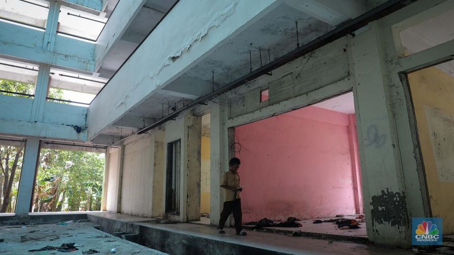 Seorang anak beraktivitas pada salah satu lorong di Rusun Marunda Blok C, Jakarta Utara, Rabu (1/11/2023).  (CNBC Indonesia/Faisal Rahman)