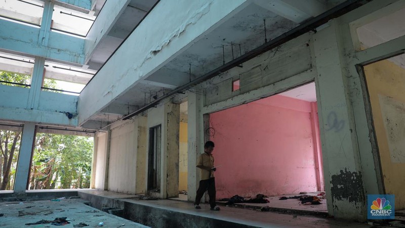Seorang anak beraktivitas pada salah satu lorong di Rusun Marunda Blok C, Jakarta Utara, Rabu (1/11/2023).  (CNBC Indonesia/Faisal Rahman)
