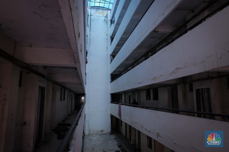 Seorang anak beraktivitas pada salah satu lorong di Rusun Marunda Blok C, Jakarta Utara, Rabu (1/11/2023). Seorang anak beraktivitas pada salah satu lorong di Rusun Marunda Blok C, Jakarta Utara, Rabu (1/11/2023). (CNBC Indonesia/Faisal Rahman)