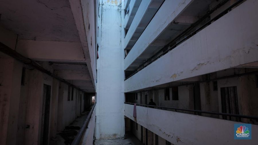 Seorang anak beraktivitas pada salah satu lorong di Rusun Marunda Blok C, Jakarta Utara, Rabu (1/11/2023).  (CNBC Indonesia/Faisal Rahman)