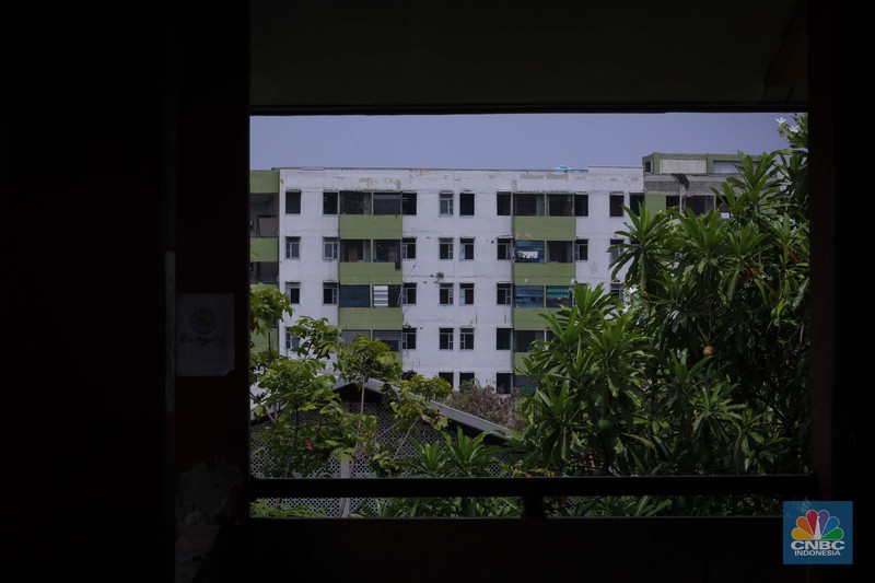 Seorang anak beraktivitas pada salah satu lorong di Rusun Marunda Blok C, Jakarta Utara, Rabu (1/11/2023).  (CNBC Indonesia/Faisal Rahman)