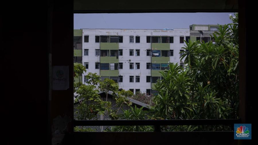 Seorang anak beraktivitas pada salah satu lorong di Rusun Marunda Blok C, Jakarta Utara, Rabu (1/11/2023).  (CNBC Indonesia/Faisal Rahman)