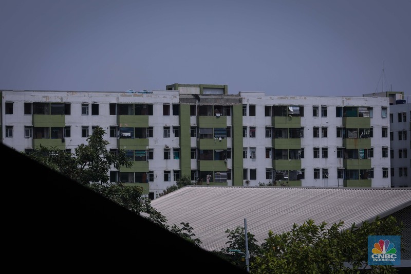 Seorang anak beraktivitas pada salah satu lorong di Rusun Marunda Blok C, Jakarta Utara, Rabu (1/11/2023).  (CNBC Indonesia/Faisal Rahman)