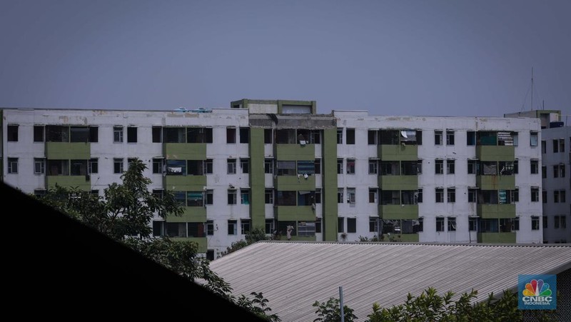 Seorang anak beraktivitas pada salah satu lorong di Rusun Marunda Blok C, Jakarta Utara, Rabu (1/11/2023).  (CNBC Indonesia/Faisal Rahman)