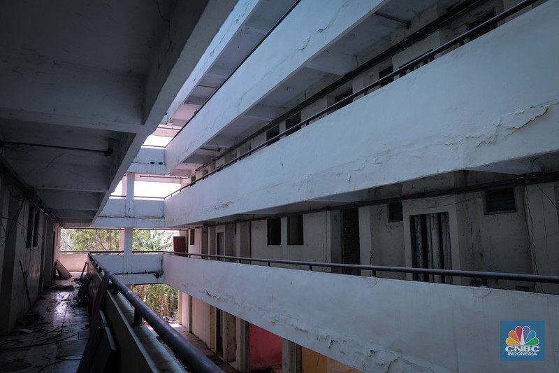 Seorang anak beraktivitas pada salah satu lorong di Rusun Marunda Blok C, Jakarta Utara, Rabu (1/11/2023). Seorang anak beraktivitas pada salah satu lorong di Rusun Marunda Blok C, Jakarta Utara, Rabu (1/11/2023). (CNBC Indonesia/Faisal Rahman)