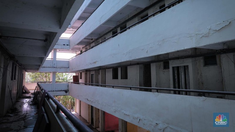Seorang anak beraktivitas pada salah satu lorong di Rusun Marunda Blok C, Jakarta Utara, Rabu (1/11/2023).  (CNBC Indonesia/Faisal Rahman)