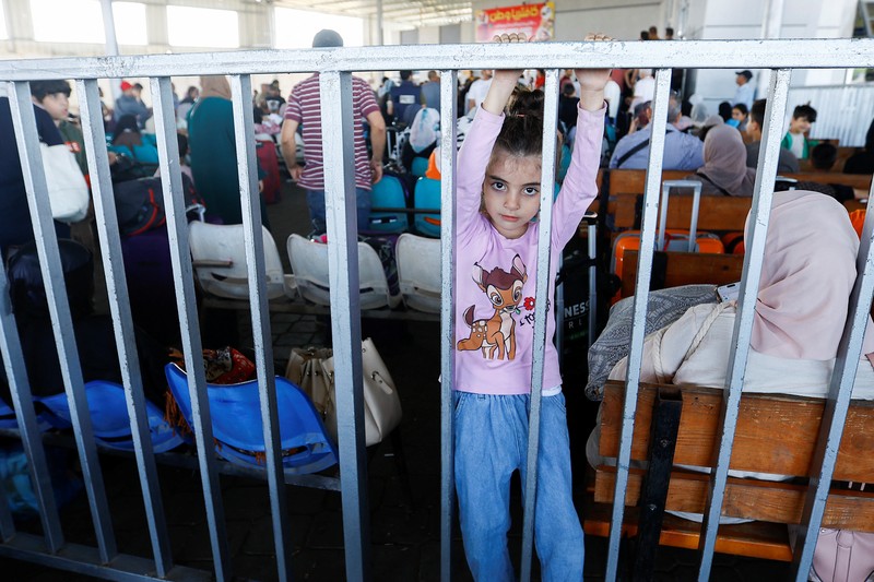 Warga Palestina mencari korban sehari setelah serangan Israel terhadap rumah-rumah di kamp pengungsi Jabalia di Jalur Gaza utara, 1 November 2023. Warga Palestina mencari korban sehari setelah serangan Israel terhadap rumah-rumah di kamp pengungsi Jabalia di Jalur Gaza utara, 1 November 2023. (REUTERS/Mohammed Al-Masri)
