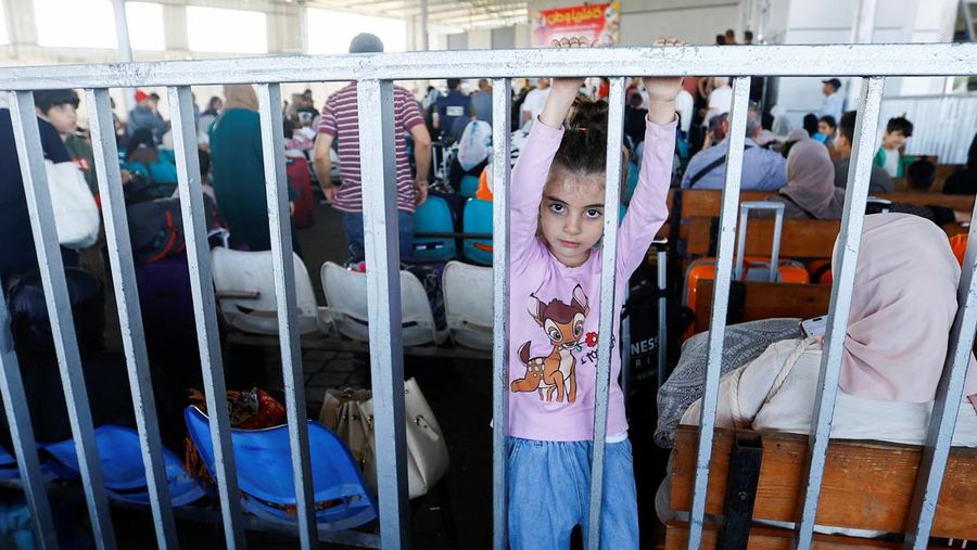 Warga Palestina mencari korban sehari setelah serangan Israel terhadap rumah-rumah di kamp pengungsi Jabalia di Jalur Gaza utara, 1 November 2023. (REUTERS/Mohammed Al-Masri)