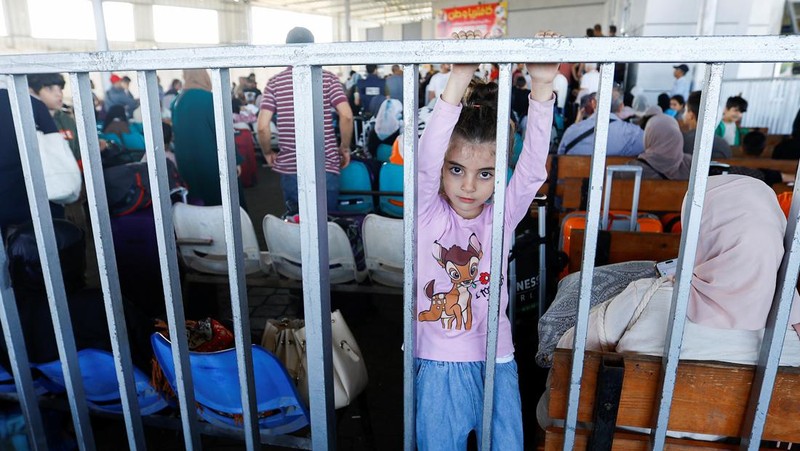 Warga Palestina mencari korban sehari setelah serangan Israel terhadap rumah-rumah di kamp pengungsi Jabalia di Jalur Gaza utara, 1 November 2023. (REUTERS/Mohammed Al-Masri)