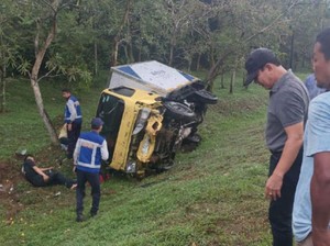 Truk Boks Terguling di Tol Jagorawi Arah Bogor, 2 Orang Terluka