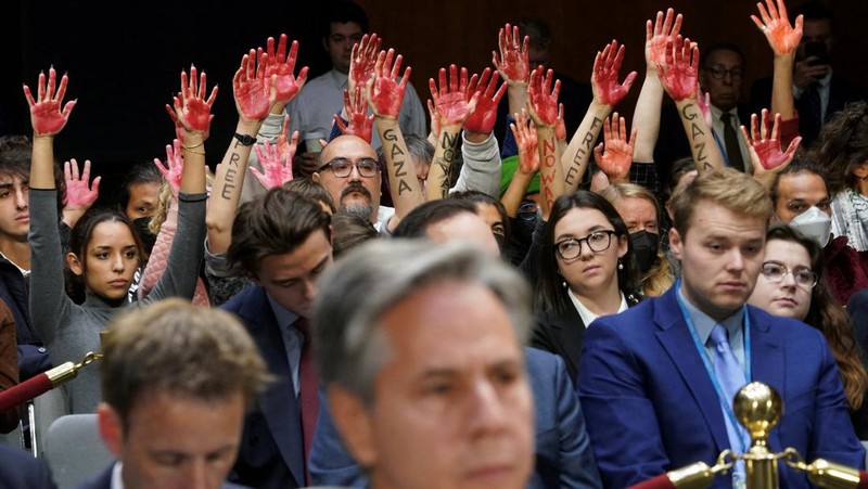 Anti-war protesters raise their  “bloody” hands behind U.S. Secretary of State Antony Blinken during a Senate Appropriations Committee hearing on President Biden's $106 billion national security supplemental funding request to support Israel and Ukraine, as well as bolster border security, on Capitol Hill in Washington, U.S., October 31, 2023. REUTERS/Kevin Lamarque