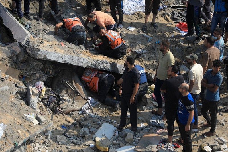 Warga Palestina mencari korban sehari setelah serangan Israel terhadap rumah-rumah di kamp pengungsi Jabalia di Jalur Gaza utara, 1 November 2023. Warga Palestina mencari korban sehari setelah serangan Israel terhadap rumah-rumah di kamp pengungsi Jabalia di Jalur Gaza utara, 1 November 2023. (REUTERS/Mohammed Al-Masri)