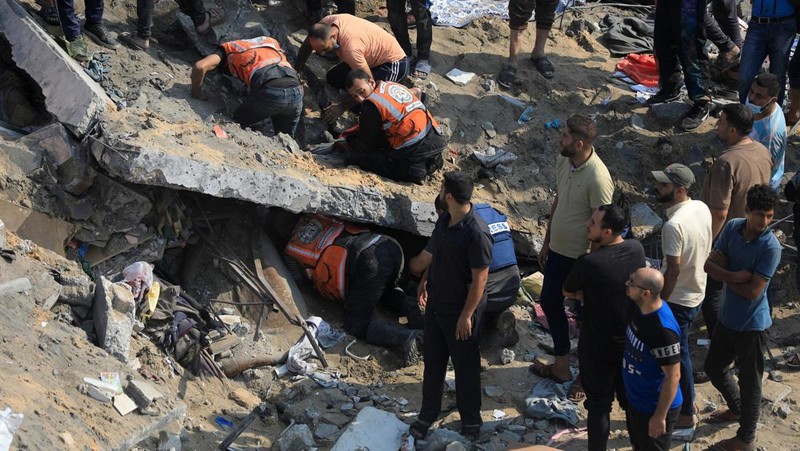 Warga Palestina mencari korban sehari setelah serangan Israel terhadap rumah-rumah di kamp pengungsi Jabalia di Jalur Gaza utara, 1 November 2023. (REUTERS/Mohammed Al-Masri)