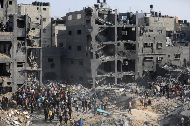 Warga Palestina mencari korban sehari setelah serangan Israel terhadap rumah-rumah di kamp pengungsi Jabalia di Jalur Gaza utara, 1 November 2023. Warga Palestina mencari korban sehari setelah serangan Israel terhadap rumah-rumah di kamp pengungsi Jabalia di Jalur Gaza utara, 1 November 2023. (REUTERS/Mohammed Al-Masri)
