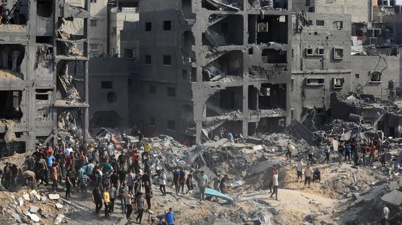 Warga Palestina mencari korban sehari setelah serangan Israel terhadap rumah-rumah di kamp pengungsi Jabalia di Jalur Gaza utara, 1 November 2023. (REUTERS/Mohammed Al-Masri)