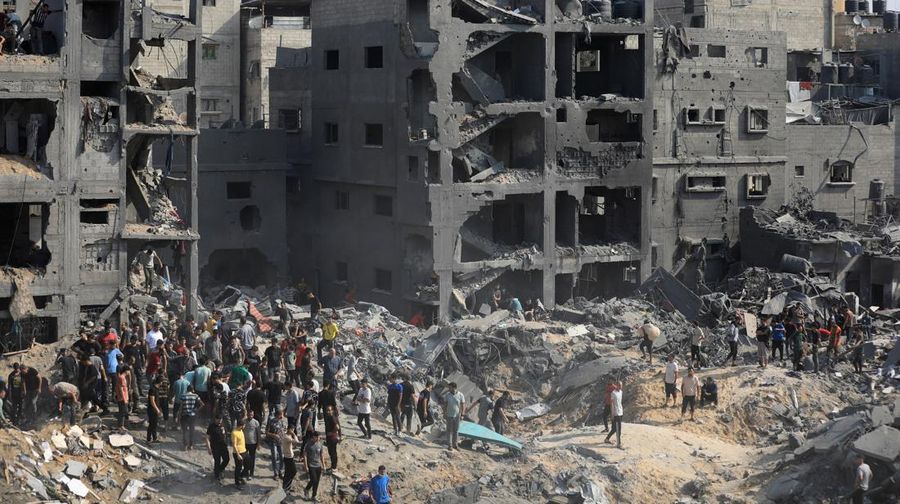Warga Palestina mencari korban sehari setelah serangan Israel terhadap rumah-rumah di kamp pengungsi Jabalia di Jalur Gaza utara, 1 November 2023. (REUTERS/Mohammed Al-Masri)