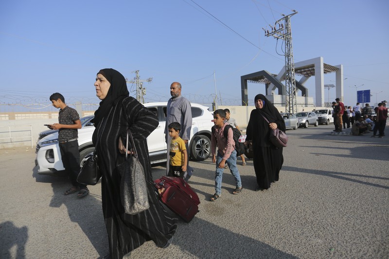 Warga Palestina menyeberang ke perbatasan Mesir dengan Jalur Gaza Rabu, 1 November 2023. di Rafah Rabu, 1 November 2023. Warga Palestina menyeberang ke perbatasan Mesir dengan Jalur Gaza Rabu, 1 November 2023. di Rafah Rabu, 1 November 2023. (AP Photo/Hatem Ali)