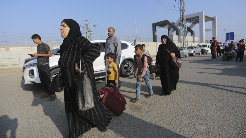 Warga Palestina menyeberang ke perbatasan Mesir dengan Jalur Gaza Rabu, 1 November 2023. di Rafah Rabu, 1 November 2023. (AP Photo/Hatem Ali)