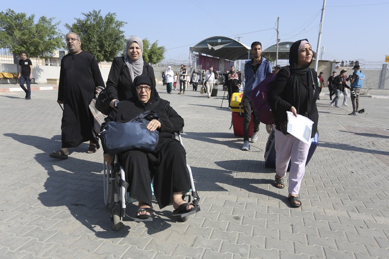 Warga Palestina menyeberang ke perbatasan Mesir dengan Jalur Gaza Rabu, 1 November 2023. di Rafah Rabu, 1 November 2023. Warga Palestina menyeberang ke perbatasan Mesir dengan Jalur Gaza Rabu, 1 November 2023. di Rafah Rabu, 1 November 2023. (AP Photo/Hatem Ali)