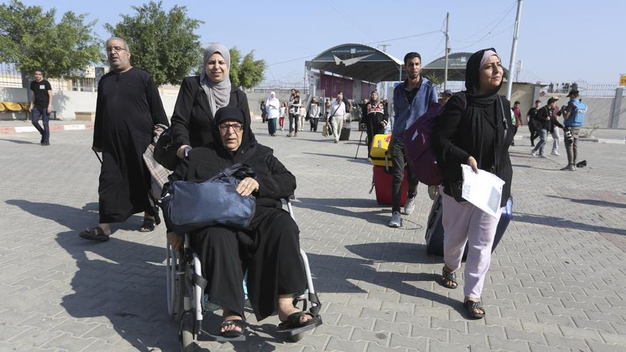 Warga Palestina menyeberang ke perbatasan Mesir dengan Jalur Gaza Rabu, 1 November 2023. di Rafah Rabu, 1 November 2023. (AP Photo/Hatem Ali)