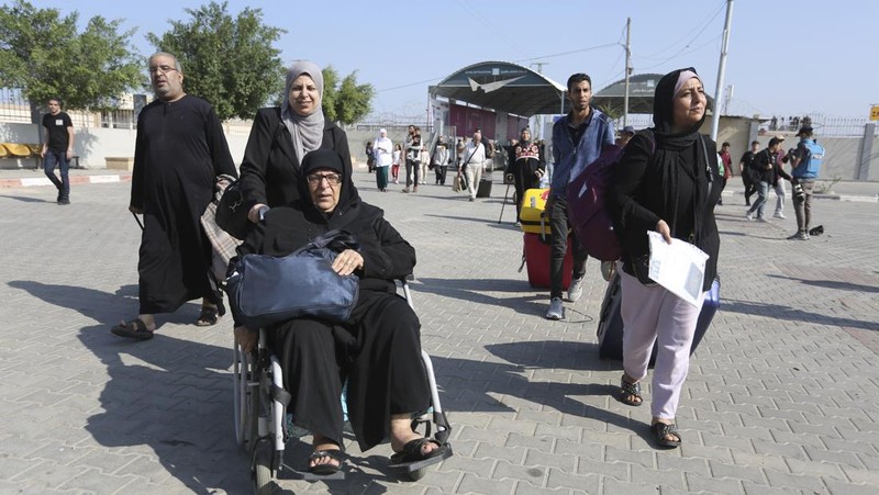 Warga Palestina menyeberang ke perbatasan Mesir dengan Jalur Gaza Rabu, 1 November 2023. di Rafah Rabu, 1 November 2023. (AP Photo/Hatem Ali)
